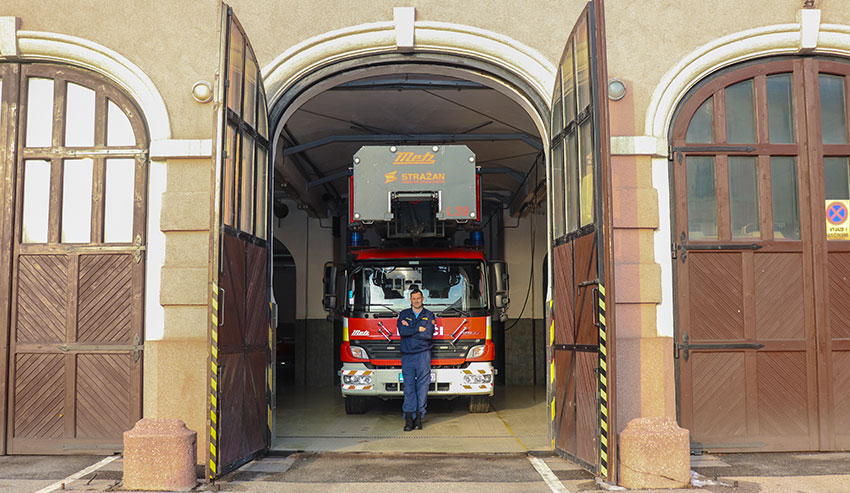 Imagem de uma estação de bombeiros moderna, representando a automação de corpos de bombeiros com tecnologias de notificação e convocação da Telegrafia.