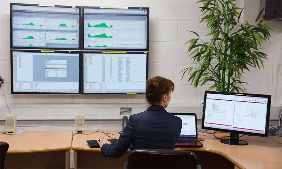 Operadora monitorando o sistema de som e alerta Amadeo através de múltiplos monitores com o software Vektra®