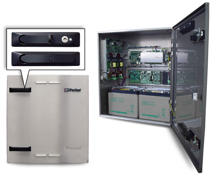 Сирена PAVIAN – ключевые особенности, показанные рядом с управляющим шкафом системы оповещения
