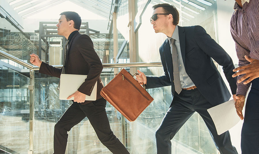 Benefícios práticos do sistema de notificação e convocação – resposta coordenada e eficiente entre equipas. Três trabalhadores em comunicação coordenada, representando as vantagens práticas do sistema de notificação e convocação da Telegrafia.