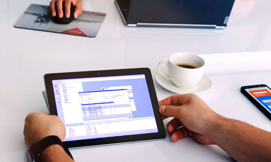 Tablet exibindo interface de sistema de notificação e convocação para envio rápido de alertas em situações críticas.