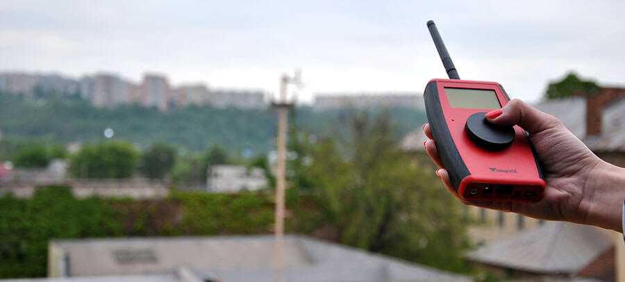 Zdalna jednostka sterująca RCU15 w użyciu Zdalna jednostka sterująca RCU15 podczas obsługi elektronicznej syreny